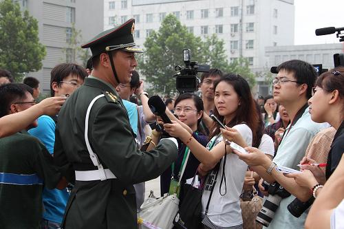7月21日,中外媒体记者在中国人民解放军三军仪仗队营区采访。新华社记者 王建民 摄