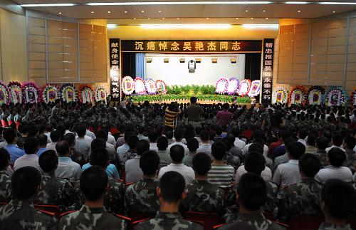 7月22日,新疆武警总队第五支队为“7·18”暴力恐怖袭击事件中英勇牺牲的吴艳杰烈士举行追悼会,当地数百名各族干部群众和吴艳杰生前的战友参加了追悼会。新华社记者 赵戈 摄