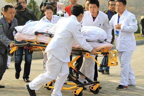 10月11日,999急救中心医护人员在转移“重症患者”。新华社记者 李明放 摄
