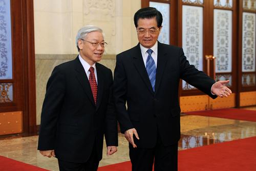 10月11日,中共中央总书记、国家主席胡锦涛在北京人民大会堂举行仪式欢迎越南共产党中央总书记阮富仲访华。新华社记者 张铎 摄