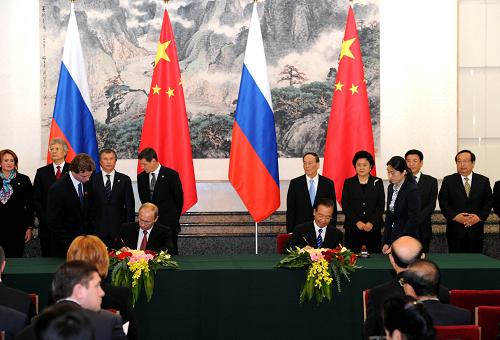 这是温家宝和普京在文件上签字。新华社记者 饶爱民 摄