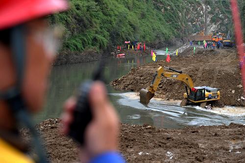 贵州最大水利枢纽工程举行截流仪式 10月26日,一工程人员在现场指挥截流。 当日,贵州最大水利枢纽工程黔中水利枢纽工程举行截流仪式。据悉,黔中水利枢纽工程是贵州为解决黔中地区经济发展用水而提出的一个大型长距离调水工程,是贵州唯一有条件兴建的一个大型水利工程,该工程的前期工作和批准立项经历了近半个世纪的艰辛历程。通过黔中水利枢纽工程的带动,将有力促进贵州在解决工程性缺水问题上取得突破性进展。据了解,该工程于2009年11月30日举行开工仪式,预计于2014年年底前发挥效益。 新华社记者欧东衢摄
