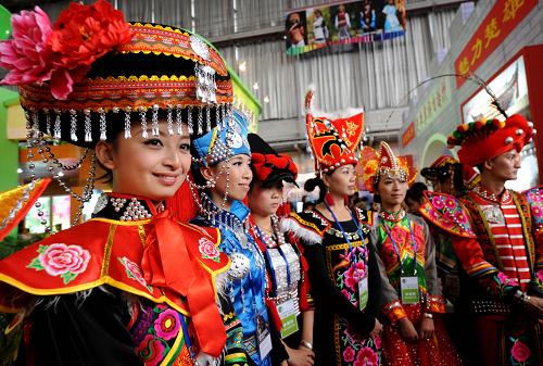 2011中国国际旅游交易会在昆明开幕 10月27日,云南的少数民族姑娘在旅游交易会上推介当地的旅游景区。 当日,为期四天的2011中国国际旅游交易会在云南省昆明市国际会展中心开幕。本届交易会共设展位2233个,来自俄罗斯、美国、加拿大、英国等国家和地区商家也设展位推介旅游产品。中国国际旅游交易会已连续举办12届,是亚太地区规模最大、影响最广泛的综合性旅游展会之一,已成为海内外旅游部门及业界开展交流与合作的重要平台。 新华社记者 蔺以光 摄