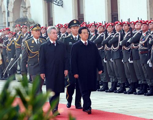 10月31日,奥地利总统菲舍尔在维也纳举行欢迎仪式,欢迎中国国家主席胡锦涛访问奥地利。 新华社记者 刘卫兵 摄