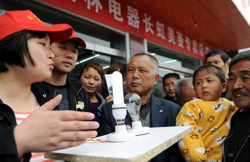 逐步淘汰白炽灯 大力推广节能灯 在安徽省肥西县严店乡的家电下乡销售网点内,肥西供电公司的志愿者王丽娜(左一)在给居民讲解节能灯的基本知识(2011年4月22日摄)。 11月4日,国家发展和改革委员会等部门公布按功率大小逐步淘汰白炽灯路线图,并决定自明年10月1日起禁止进口和销售100瓦以上普通照明白炽灯。这为大力推广节能灯提供了前所未有的机遇。 新华社记者郭晨摄