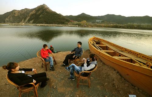人们在北五村望峪山庄景区欣赏湖光山色(11月9日摄)。新华社记者李晓果摄