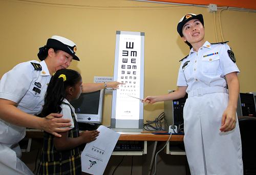 11月11日,医护人员在特立尼达和多巴哥的西班牙港市圣·安奎斯汀小学为孩子们进行眼科健康检查。当地时间11月14日,“和平方舟”号医院船圆满完成在特立尼达和多巴哥医疗服务任务。“和平方舟”号医院船在特立尼达和多巴哥期间,开展了多层次、全方位的医疗服务,先后派出医疗分队携带药品器材,赴圣·詹姆斯健康中心、多巴哥岛斯卡伯勒医疗中心、特立尼达和多巴哥国防军特特罗军营,为当地军民进行医疗诊治1175人次。依托医院船主平台为当地民众进行门诊诊治1794人次,开展CT、DR心电图等各类辅助检查1600人次,并派出专家技术指导组对疑难重症患者诊治,成功完成了白内障、腹腔镜胆囊切除等各类手术33例,接收住院病人32人。还首次运用低温等离子射频技术为特国防军官兵实施2例耳鼻喉科手术,实施了首例腹腔镜胆囊切除术。以国际“南丁格尔”奖章获得者王文珍名字命名的“王文珍健康服务和文化联谊分队”为当地小学生进行口腔、眼科等健康体检217人次,开展健康宣教和文化联谊749人次,并赠送了文体用品。中国海军“白衣天使”们热情优质的医疗服务,赢得了特立尼达和多巴哥军政官员和广大民众的高度称赞。