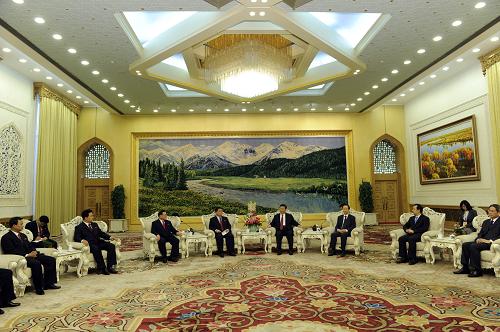 11月17日,中共中央政治局常委、国家副主席习近平在北京人民大会堂会见以朝鲜金日成社会主义青年同盟中央委员会第一书记李勇哲为团长的朝鲜青年友好代表团。