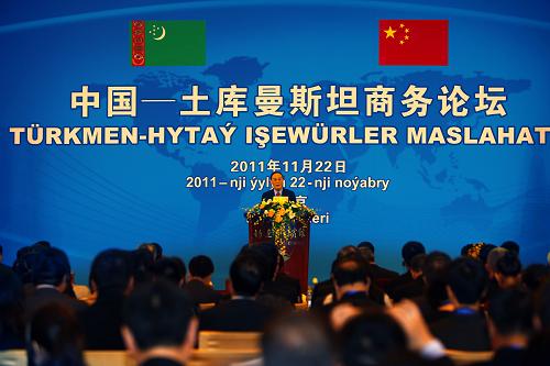 11月22日,中国国务院副总理王岐山出席论坛开幕式并致辞。 当日,中国—土库曼斯坦商务论坛在北京钓鱼台国宾馆举行。论坛期间,中土双方进行分组洽谈,就能源、金融、机电、通讯、工程承包、农业和贸易等领域合作开展深入的交流与探讨。 新华社发(万象 摄)