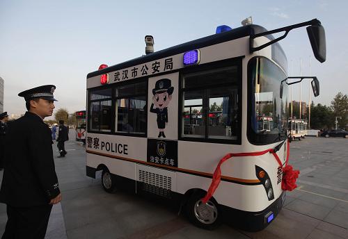“萌版”警务车亮相武汉 这是12月9日拍摄的湖北武汉即将投入使用的“萌版”治安卡点车。 当日,武汉警方装备的107辆治安卡点车正式投入运营。其中有“萌版”治安卡点车17辆,分配在一类治安卡口;另有90辆“普通版”治安卡点车分配在二类治安卡口;其他三类治安卡口由普通警车负责备勤。 此次亮相的17辆“萌版”治安卡点车是大身配小轮,“前脸”看上去像公交车,车身有敬礼的卡通女警形象,车顶有4只能旋转的摄像头,造型可爱。据了解,这种“萌版”治安卡点车装备了视频监控、GPS、车载电台、无线上网本等设备,功能强大。 新华社发