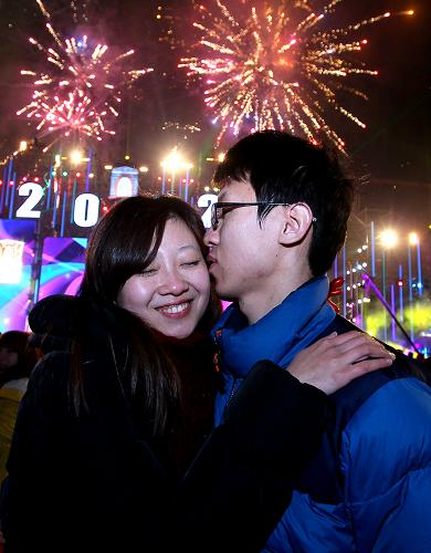 2012年1月1日零点时分,上海街头的情侣在新年烟花中忘情亲吻。 2011年12月31日晚,一场以3D灯光秀的形式演绎迎新倒计时活动在上海黄浦江畔激情上演。活动现场上海外滩金融广场与纽约、伦敦、巴黎、东京、悉尼等世界著名国际大都市实时联动。上海市中心城区多处同时举行辞旧迎新联欢活动,人们在浓浓的喜庆氛围中迎接2012年的到来。 新华社记者 陈飞 摄
