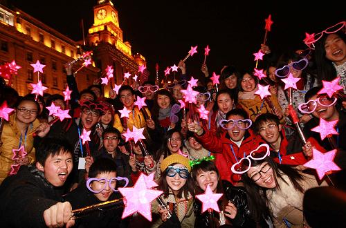 2012年1月1日零时许,市民和游客在外滩金融广场庆祝新年的到来。 2011年12月31日晚,一场以3D灯光秀的形式演绎迎新倒计时活动在上海黄浦江畔激情上演。活动现场上海外滩金融广场与纽约、伦敦、巴黎、东京、悉尼等世界著名国际大都市实时联动。上海市中心城区多处同时举行辞旧迎新联欢活动,人们在浓浓的喜庆氛围中迎接2012年的到来。 新华社记者 裴鑫 摄