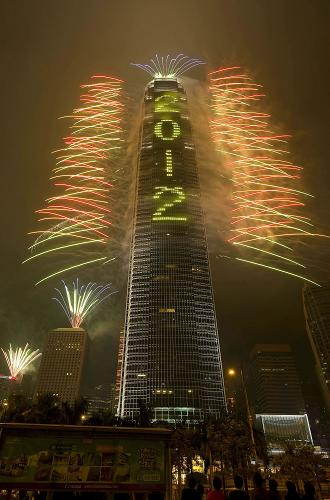 香港:焰火迎新年 当日零时许,“新年倒数咏香江”活动在香港举行,活动中用燃放焰火庆祝2012新年的到来。 新华社记者 陈铎 摄