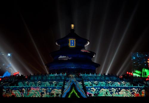 北京天坛举行新年倒计时庆典 12月31日夜,多彩的灯光映衬古老的天坛祈年殿。 2011年12月31日夜,天坛举办新年倒计时庆典活动迎接2012新年的到来。 新华社记者 张宇 摄