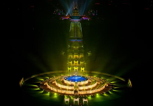 北京天坛举行新年倒计时庆典 12月31日夜,天坛圜丘变身虚拟时钟,迎接新年的到来。 2011年12月31日夜,天坛举办新年倒计时庆典活动迎接2012新年的到来。 新华社记者 张宇 摄