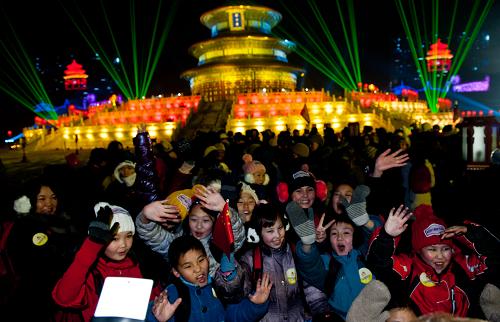 12月31日夜,参加庆典的游客在祈年殿前拍照。 2011年12月31日夜,天坛举办新年倒计时庆典活动迎接2012新年的到来。 新华社记者 张宇 摄