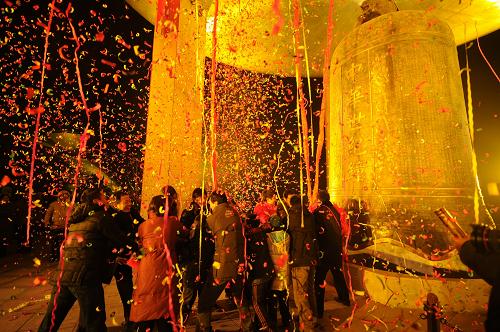 敲钟迎新年 2012年1月1日零时,人们在北京中华世纪坛参加敲钟仪式,迎接新年的到来。 新华社记者李晓果摄