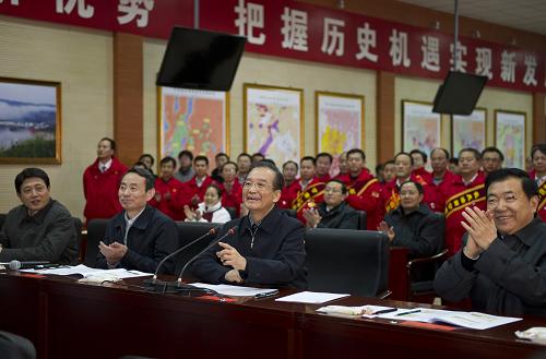 这是温家宝来到长庆油田陇东生产指挥中心,通过视频连线方式向节日期间在一线工作的大庆油田、塔里木油田、兰州石化、中石油苏丹尼罗河公司和长庆油田安塞女子采油队的干部职工拜年。新华社记者 李学仁 摄