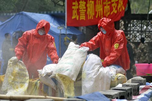 1月29日,在广西柳州市柳城县糯米滩水力发电厂,武警战士将袋装聚合氯化铝投入水池并引入江中稀释污染水体。当日,广西柳州市处置龙江河突发环境事件应急指挥部透露,造成此次镉污染事件的污染源已经截断。专家分析,此次污染的主要污染团还在宜州市境内的洛东水库附近,并正在往下游移动。柳州市区上游龙江河上的柳城县糯米滩水电站河段水质镉浓度也一直被控制在5倍左右。但由于污染带较长,污染团仍有可能对柳江饮用水安全造成较大威胁。