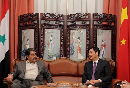 2月18日,中国政府特使、外交部副部长翟隽(右)在叙利亚首都大马士革会见叙利亚全国民主变革力量民族协调机构副总协调员萨利赫。当日,翟隽在大马士革会见了叙利亚有关反对派组织负责人,与有关各方就叙当前局势深入交换看法。 新华社记者 覃海石 摄