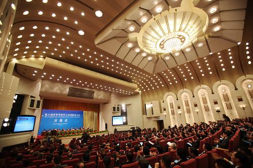 这是第六届世界华侨华人社团联谊大会会议现场(4月9日摄)。 4月9日,由国务院侨务办公室、中国海外交流协会主办的第六届世界华侨华人联谊大会在北京人民大会堂开幕。大会以“弘扬中华优秀文化、展示侨胞良好形象”为主题。来自世界各地110个国家和地区有影响力和代表性的约570名华侨华人社团负责人出席大会。 新华社发(李方宇 摄)