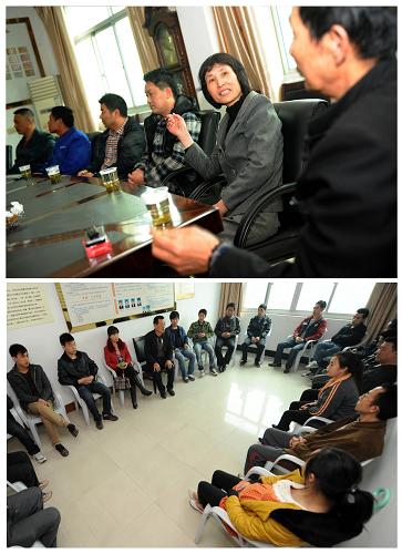 浙江温岭市新河镇南鉴村帽业行业的企业主代表在就2012年帽业工价进行讨论(上图);工人代表同时就2012年工价进行讨论(下图)(4月9日摄)。 4月9日,浙江温岭市新河镇南鉴村举行第五轮帽业行业工资集体协商签字仪式,106名参会职工代表共同见证。根据协议,代表8000多名工人的南鉴帽业行业工会与代表380多名企业主的南鉴帽业行业商会,最终就本年度工价平均上涨10%达成共识。南鉴是温岭的制帽特色村,2011年帽业产值约12亿元。 早在2003年,温岭市新河镇的羊毛衫行业在全国率先探索工资集体协商,2008年起帽业行业开展工资集体协商。据介绍,新河镇工资集体协商先是行业工会分别与企业主、员工“背靠背”谈;再由行业协会、行业工会分别代表企业主、工人“面对面”谈;经当地劳动部门认可后“拍板”。通过集体协商,工资由工人、企业主和行业组织公开“谈判”决定,而不是企业主单方“定价”,能够有效化解日益增多的劳资矛盾,实现政府、企业、员工“多赢”的局面。 “劳工大省”浙江正在广泛推进工资集体协商制度,不仅规模民营企业普遍建立了工资协商共决制度,大量中小民营企业还开展了区域