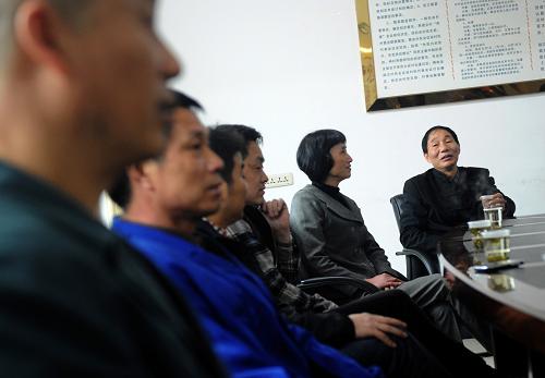 浙江温岭市新河镇南鉴村帽业行业商会负责人戴禹庭(右一)与企业主代表商讨2012年工价(4月9日摄)。 4月9日,浙江温岭市新河镇南鉴村举行第五轮帽业行业工资集体协商签字仪式,106名参会职工代表共同见证。根据协议,代表8000多名工人的南鉴帽业行业工会与代表380多名企业主的南鉴帽业行业商会,最终就本年度工价平均上涨10%达成共识。南鉴是温岭的制帽特色村,2011年帽业产值约12亿元。 早在2003年,温岭市新河镇的羊毛衫行业在全国率先探索工资集体协商,2008年起帽业行业开展工资集体协商。据介绍,新河镇工资集体协商先是行业工会分别与企业主、员工“背靠背”谈;再由行业协会、行业工会分别代表企业主、工人“面对面”谈;经当地劳动部门认可后“拍板”。通过集体协商,工资由工人、企业主和行业组织公开“谈判”决定,而不是企业主单方“定价”,能够有效化解日益增多的劳资矛盾,实现政府、企业、员工“多赢”的局面。 “劳工大省”浙江正在广泛推进工资集体协商制度,不仅规模民营企业普遍建立了工资协商共决制度,大量中小民营企业还开展了区域性、行业性工资集体协商。截至2011年底,