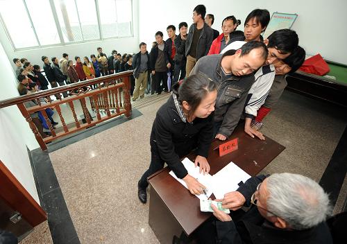 浙江温岭市新河镇南鉴村帽业企业的106位工人代表排队签到参加工资集体协商会议(4月9日摄)。 4月9日,浙江温岭市新河镇南鉴村举行第五轮帽业行业工资集体协商签字仪式,106名参会职工代表共同见证。根据协议,代表8000多名工人的南鉴帽业行业工会与代表380多名企业主的南鉴帽业行业商会,最终就本年度工价平均上涨10%达成共识。南鉴是温岭的制帽特色村,2011年帽业产值约12亿元。 早在2003年,温岭市新河镇的羊毛衫行业在全国率先探索工资集体协商,2008年起帽业行业开展工资集体协商。据介绍,新河镇工资集体协商先是行业工会分别与企业主、员工“背靠背”谈;再由行业协会、行业工会分别代表企业主、工人“面对面”谈;经当地劳动部门认可后“拍板”。通过集体协商,工资由工人、企业主和行业组织公开“谈判”决定,而不是企业主单方“定价”,能够有效化解日益增多的劳资矛盾,实现政府、企业、员工“多赢”的局面。 “劳工大省”浙江正在广泛推进工资集体协商制度,不仅规模民营企业普遍建立了工资协商共决制度,大量中小民营企业还开展了区域性、行业性工资集体协商。截至2011年底,浙江省