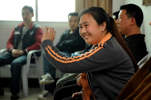 一位工人代表在签字仪式前对2012年的工价发表意见(4月9日摄)。 4月9日,浙江温岭市新河镇南鉴村举行第五轮帽业行业工资集体协商签字仪式,106名参会职工代表共同见证。根据协议,代表8000多名工人的南鉴帽业行业工会与代表380多名企业主的南鉴帽业行业商会,最终就本年度工价平均上涨10%达成共识。南鉴是温岭的制帽特色村,2011年帽业产值约12亿元。 早在2003年,温岭市新河镇的羊毛衫行业在全国率先探索工资集体协商,2008年起帽业行业开展工资集体协商。据介绍,新河镇工资集体协商先是行业工会分别与企业主、员工“背靠背”谈;再由行业协会、行业工会分别代表企业主、工人“面对面”谈;经当地劳动部门认可后“拍板”。通过集体协商,工资由工人、企业主和行业组织公开“谈判”决定,而不是企业主单方“定价”,能够有效化解日益增多的劳资矛盾,实现政府、企业、员工“多赢”的局面。 “劳工大省”浙江正在广泛推进工资集体协商制度,不仅规模民营企业普遍建立了工资协商共决制度,大量中小民营企业还开展了区域性、行业性工资集体协商。截至2011年底,浙江省共签订工资协议9.27万份,
