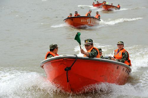 4月19日,武警福建总队官兵在福州闽江西河段水域进行舟艇水上编队航行演练。当日,为检验训练成果、强化部队抢险救灾组织指挥能力,武警福建总队在福州闽江西河段水域举行以舟艇水上编队航行、转移人员物资、抢救落水群众、紧急排险等为主要内容的大规模防汛抗洪演练,为随时应对汛期可能发生的各类灾害事故做好准备。当前,福建省已进入主汛期,针对今年福建省台风偏多,且雨季期间闽江流域上游部分支流可能发生较大洪水的情况,担负着全省范围内抢险救灾增援任务的武警福建总队从4月6日开始,在全省范围内组织近3000名应急救援官兵和160艘舟艇,进行了为期半个月的水上救援训练。新华社发(李涛 摄)