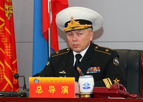 4月22日,中国海军副司令员、中方总导演丁一平海军中将下达演练任务。 当日,“海上联合—2012”中俄海上联合军事演习在青岛正式拉开帷幕。8时12分,俄罗斯海军副参谋长、俄方总导演苏哈诺夫海军少将宣布演习正式开始。海军副司令员、中方总导演丁一平海军中将下达了演练任务。 联合导演部设立在海军北海舰队司令部,在为期6天的中俄海上联合军事演习中,双方将以海上联合防御和保交作战为主题,进行包括联合护航、联合防空、联合反潜、联合反劫持、联合搜救、联合补给和对海、对潜、对空实弹射击等内容的演练。 新华社记者 查春明摄