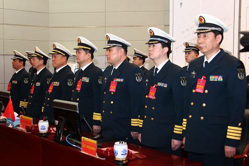 4月22日,中方海军军官参加“海上联合—2012”中俄海上联合军事演习开始仪式。 当日,“海上联合—2012”中俄海上联合军事演习在青岛正式拉开帷幕。8时12分,俄罗斯海军副参谋长、俄方总导演苏哈诺夫海军少将宣布演习正式开始。海军副司令员、中方总导演丁一平海军中将下达了演练任务。 联合导演部设立在海军北海舰队司令部,在为期6天的中俄海上联合军事演习中,双方将以海上联合防御和保交作战为主题,进行包括联合护航、联合防空、联合反潜、联合反劫持、联合搜救、联合补给和对海、对潜、对空实弹射击等内容的演练。 新华社记者 查春明摄