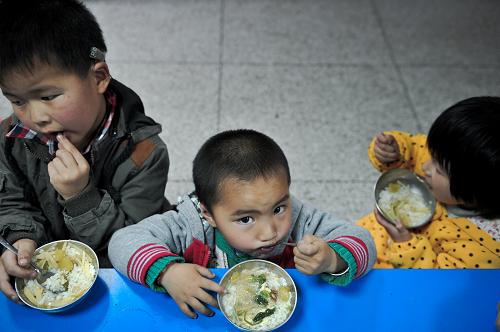 孩子们在一起吃午饭(4月21日摄)。中心不但训练孩子们的听力、说话能力,也会特别训练他们的一些生活自理能力,让孩子们更早地学会照顾自己。 心怡康残疾人健康服务中心坐落在安徽合肥市瑶海区长江东路旁一栋不起眼的路边小楼里,这里收治了近80个有听力障碍的孩子,其中幼儿占大多数,被称为“无声”幼儿园。孩子们佩戴着电子耳蜗,在老师的训练、安排下逐步学习发声、锻炼听力。近年来,瑶海区政府也投入资金免费为一些困难家庭的聋哑孩子装电子耳蜗,再加上特教老师的帮助,预计能有近八成的孩子回归社会,升入普通学校继续学习。“有了电子耳蜗,(孩子们)听力、说话逐步恢复后能够回归到他们正常的童年,这是我们也是孩子们最大的心愿。”中心负责人张晓莉说。 新华社记者 郭晨 摄