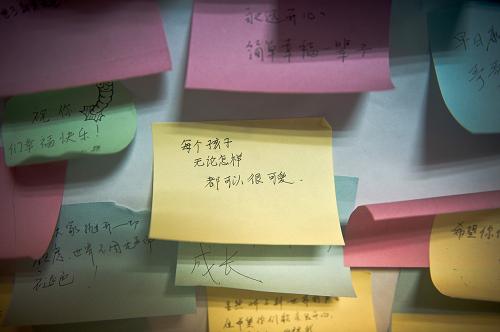志愿者给孩子们的爱心留言贴在中心教室的墙上(4月20日摄)。 心怡康残疾人健康服务中心坐落在安徽合肥市瑶海区长江东路旁一栋不起眼的路边小楼里,这里收治了近80个有听力障碍的孩子,其中幼儿占大多数,被称为“无声”幼儿园。孩子们佩戴着电子耳蜗,在老师的训练、安排下逐步学习发声、锻炼听力。近年来,瑶海区政府也投入资金免费为一些困难家庭的聋哑孩子装电子耳蜗,再加上特教老师的帮助,预计能有近八成的孩子回归社会,升入普通学校继续学习。“有了电子耳蜗,(孩子们)听力、说话逐步恢复后能够回归到他们正常的童年,这是我们也是孩子们最大的心愿。”中心负责人张晓莉说。 新华社记者 郭晨 摄