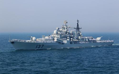 4月26日,中国海军“福州”号导弹驱逐舰接受检阅。新华社记者 查春明 摄