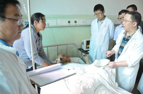4月29日,由云南省昆明医学院附属第二医院及临沧市人民医院派出的8名专家到达云县人民医院现场对受伤人员进行会诊。记者从云南省临沧市云县宣传部获悉,截至4月29日19时,发生在羊耿线幸福镇甘龙潭路段的交通事故共造成11名车内人员死亡,9人受伤,其中重伤6人中有1人仍旧昏迷,另有3人为轻伤。目前,当地正全力救治伤员。4月28日17时许,一辆由临沧市临翔区驶往耿马县的中巴客车,在行驶至羊耿线云县幸福镇甘龙潭路段时翻下山坡。事故发生后,云南省委、省政府高度重视,临沧市、云县等各方面全力抓好医疗救治、善后处理、事故调查等工作,全力救治伤员。新华社记者 陈杰 摄