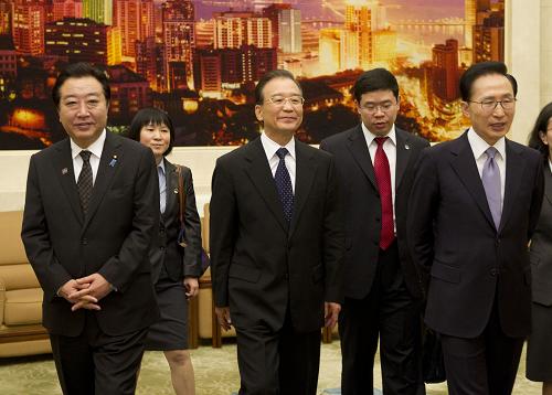 5月13日,第四届中日韩工商峰会在北京人民大会堂举行。中国国务院总理温家宝、韩国总统李明博、日本首相野田佳彦共同出席会议。这是会前,温家宝、李明博、野田佳彦在休息室交流。新华社记者 黄敬文 摄