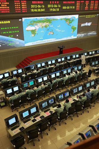 神舟九号飞船6月16日18时37分成功发射,中国航天员景海鹏、刘旺、刘洋将第一次入住“天宫”。这是飞船成功发射后,北京航天飞控中心的工作人员在继续监控。新华社记者 王永卓 摄