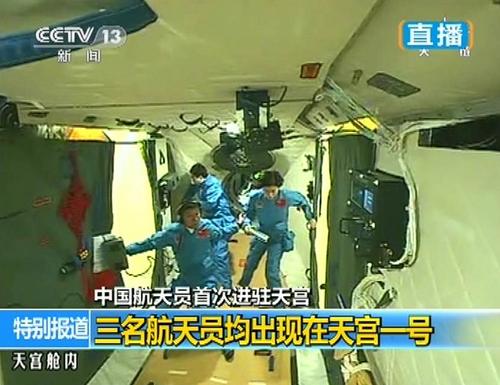 6月18日,神九航天员景海鹏、刘旺、刘洋在天宫一号实验舱内(视频截图)。 新华社发