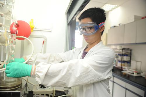 我国科学家利用常规化学方法首次实现青蒿素的高效人工合成 上海交通大学张万斌教授领衔的科研团队成员在实验室使用常规化学方法合成抗疟药物青蒿素(6月25日摄)。 7月4日,据上海交通大学消息,张万斌教授领衔的科研团队,历时七年,经过无数次实验,终于研发出一种常规的化学合成方法,首次实现了抗疟药物青蒿素的高效人工合成,使青蒿素可以实现大规模工业化生产,降低制药成本,造福数亿患者。 上世纪70年代,我国科学家首先发现“青蒿素”治疗疟疾,由于天然植物中青蒿素含量很低,难以规模化生产,使得药价昂贵。根据世界卫生组织统计,全球每年感染疟疾患者多达3至5亿人,将近100万人因缺乏有效药物救治而死亡。 新华社发(杜欣 摄)