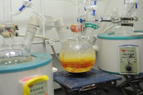 这是上海交通大学张万斌教授领衔的科研团队化学合成青蒿素的实验装置(6月25日摄)。 7月4日,据上海交通大学消息,张万斌教授领衔的科研团队,历时七年,经过无数次实验,终于研发出一种常规的化学合成方法,首次实现了抗疟药物青蒿素的高效人工合成,使青蒿素可以实现大规模工业化生产,降低制药成本,造福数亿患者。 上世纪70年代,我国科学家首先发现“青蒿素”治疗疟疾,由于天然植物中青蒿素含量很低,难以规模化生产,使得药价昂贵。根据世界卫生组织统计,全球每年感染疟疾患者多达3至5亿人,将近100万人因缺乏有效药物救治而死亡。 新华社发(杜欣 摄)