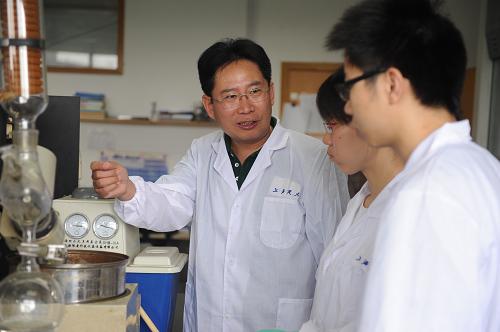 上海交通大学张万斌教授(左一)领衔的科研团队在实验室使用常规化学方法合成抗疟药物青蒿素(6月25日摄)。 7月4日,据上海交通大学消息,张万斌教授领衔的科研团队,历时七年,经过无数次实验,终于研发出一种常规的化学合成方法,首次实现了抗疟药物青蒿素的高效人工合成,使青蒿素可以实现大规模工业化生产,降低制药成本,造福数亿患者。 上世纪70年代,我国科学家首先发现“青蒿素”治疗疟疾,由于天然植物中青蒿素含量很低,难以规模化生产,使得药价昂贵。根据世界卫生组织统计,全球每年感染疟疾患者多达3至5亿人,将近100万人因缺乏有效药物救治而死亡。 新华社发(杜欣 摄)