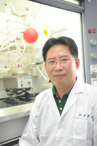 我国科学家利用常规化学方法首次实现青蒿素的高效人工合成 上海交通大学张万斌教授在实验室(6月25日摄)。 7月4日,据上海交通大学消息,张万斌教授领衔的科研团队,历时七年,经过无数次实验,终于研发出一种常规的化学合成方法,首次实现了抗疟药物青蒿素的高效人工合成,使青蒿素可以实现大规模工业化生产,降低制药成本,造福数亿患者。 上世纪70年代,我国科学家首先发现“青蒿素”治疗疟疾,由于天然植物中青蒿素含量很低,难以规模化生产,使得药价昂贵。根据世界卫生组织统计,全球每年感染疟疾患者多达3至5亿人,将近100万人因缺乏有效药物救治而死亡。 新华社发(杜欣 摄)