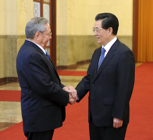 7月5日,中国国家主席胡锦涛在北京人民大会堂举行仪式,欢迎来华进行国事访问的古巴共和国国务委员会主席兼部长会议主席劳尔·卡斯特罗·鲁斯。 新华社记者张铎摄