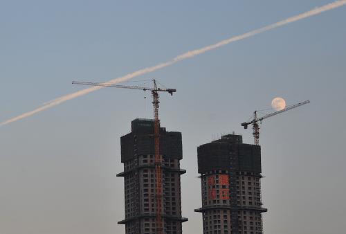 7月2日,黄昏时分的一轮圆月悬挂在天空中,长沙能见度极佳。 近日,湖南省长株潭“两型办”及环保厅决定,年内在长沙、株洲、湘潭率先监测并发布PM2.5,明年拓展到张家界、常德、岳阳、衡阳、益阳、娄底等城市,2015年覆盖全省,以促进湖南省空气质量建设和加大污染治理,“倒逼”各地狠抓环保,目前,监测与发布的技术、人员和设备准备工作正在紧张筹备之中。 6月中旬,湖南长沙等城市被“外来输入性大气污染”导致的雾霾笼罩,导致空气能见度下降、天空发黄,更令许多市民特别是年老体弱者感到身体不适。 新华社记者 赵众志 摄