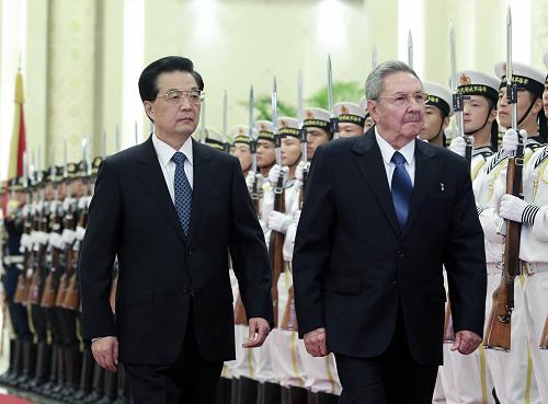 胡锦涛举行仪式欢迎劳尔·卡斯特罗访华 7月5日,国家主席胡锦涛在北京人民大会堂北大厅举行仪式,欢迎来华进行国事访问的古巴共和国国务委员会主席兼部长会议主席劳尔·卡斯特罗。 新华社记者丁林摄