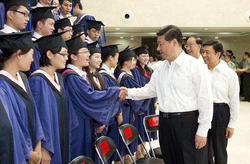 7月13日,中共中央党校举行2012年春季学期毕业典礼。中共中央政治局常委、中央书记处书记、中央党校校长习近平出席毕业典礼,并为学员颁发毕业证书。这是毕业典礼前,习近平接见毕业学员。新华社记者 黄敬文 摄
