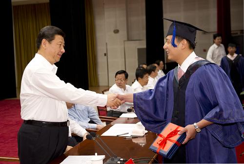 7月13日,中共中央党校举行2012年春季学期毕业典礼。中共中央政治局常委、中央书记处书记、中央党校校长习近平出席毕业典礼,并为学员颁发毕业证书。新华社记者 黄敬文 摄