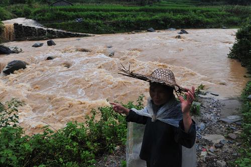 在广西大化瑶族自治县都阳镇双福村,暴雨使得河水一夜之间暴涨(7月17日摄)。新华社记者 黄孝邦 摄