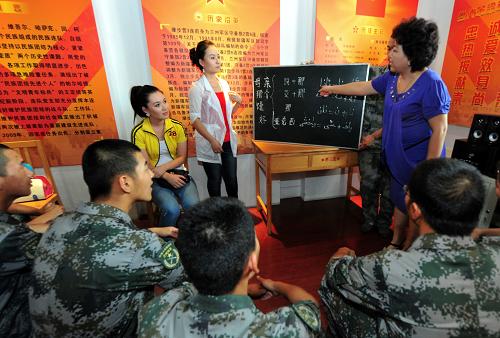 民族连里的“麦西来甫” 7月30日,乌鲁木齐市水磨沟区居民吐尔逊古丽·艾买提(后右一)在新疆军区某部民族连里教战士们说维吾尔语。 在“八一”建军节前夕,乌鲁木齐市水磨沟区几位少数民族市民自发来到新疆军区某部民族连慰问。他们教官兵们跳“麦西来甫(维吾尔语,一种歌舞形式)”,说维吾尔语,丰富了军营生活。 该部队民族连组建于1985年6月,多年来,官兵们和附近各族居民结下了深厚的民族情谊。 新华社记者 王菲 摄